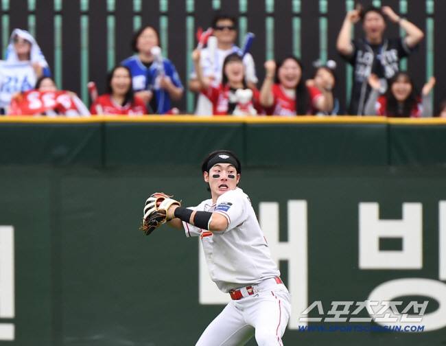 9일 인천SSG랜더스필드에서 열린 삼성과 SSG의 준PO 1차전. 2회초 무사 1, 2루 이재현의 빗맞은 타구를 중견수 최지훈이 잡아내자 양팀 팬들의 희비가 엇갈리고 있다. 인천=정재근 기자 cjg@sportschosun.com/2025.10.9/