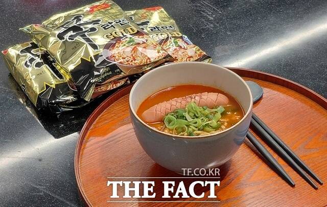 지난 28일 찾은 서울 동작구 농심 사옥에서 신라면 출시 40주년을 기념한 신제품 '신라면 골드'를 시식했다. 닭고기 육수를 베이스로, 시원하면서도 얼큰한 매운맛이 특징이다. /손원태 기자