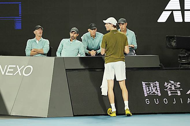 경기를 치르며 코치진과 소통하는 시너