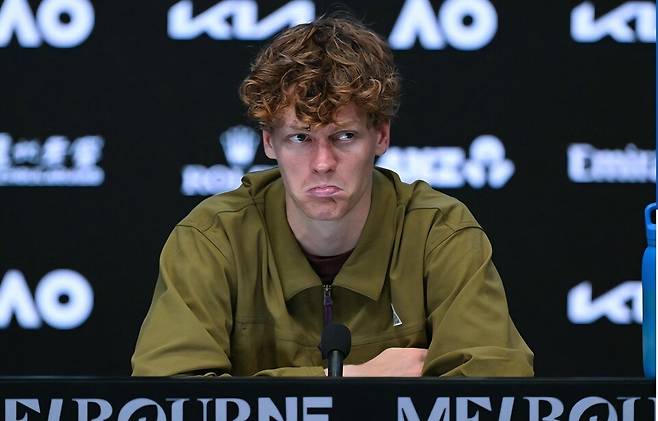 이렇게 어두웠던 적이 있었던가? 야닉 시너가 30일 2026 호주오픈 남자단식 4강전에서 노박 조코비치한테 진 뒤 기자회견을 하고 있다. 사진 호주오픈