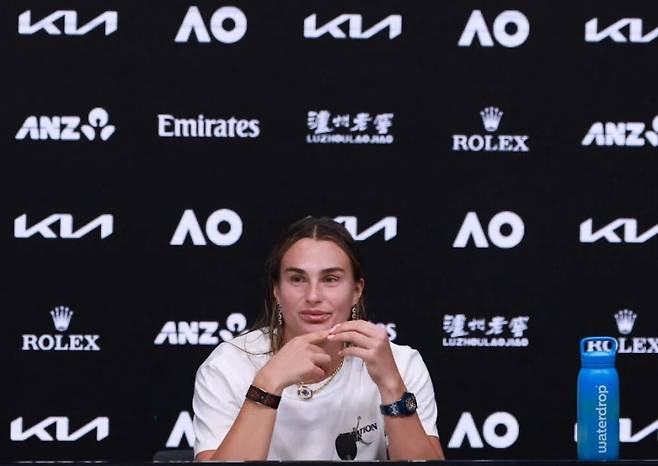 인터뷰 중인 사발렌카