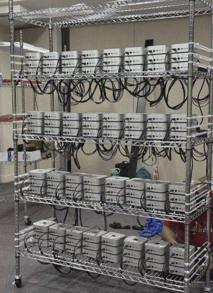 애플 맥미니 여러 대를 연결하면 작은 데이터센터를 구축할 수 있다. 레딧