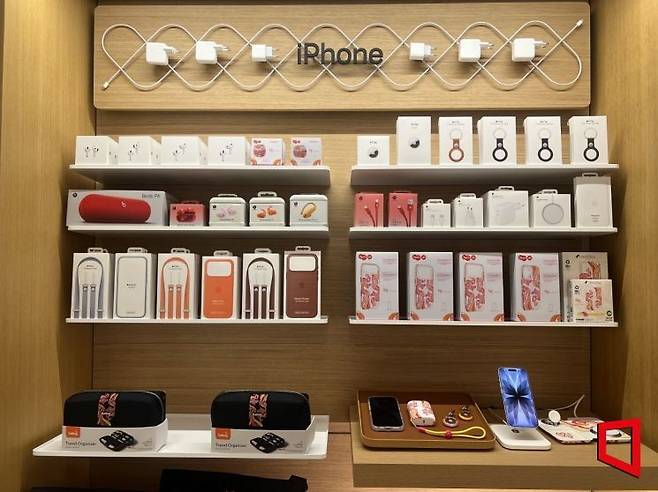서울에 위치한 애플 매장의 액세서리 코너. 이은서 기자.