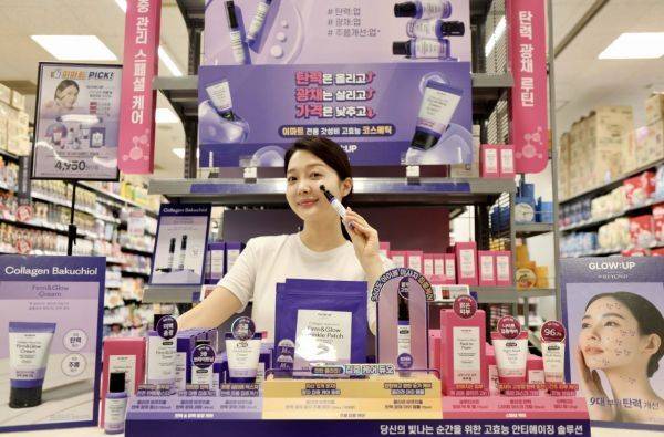 모델이 이마트 매장에서 초저가 화장품을 홍보하고 있다. 이마트