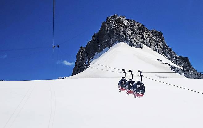 푼타 헬브론너에서 에귀유 뒤 미디까지 가는 파노라믹 몽블랑. 4인승 케이블카가 세 대씩 매달려 있다. /박병원