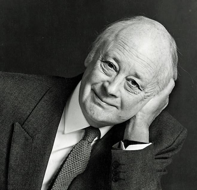 영국의 경영 사상가 찰스 핸디. 그는 “셀 수 없는 것이 셀 수 있는 것보다 더 강하다”고 했다. /드러커 아카이브