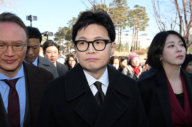 한동훈 전 국민의힘 대표가 29일 서울 여의도 국회 소통관에서 국민의힘 지도부의 제명 결정에 관한 입장 발표를 위해 발걸음을 옮기고 있다. /남강호 기자