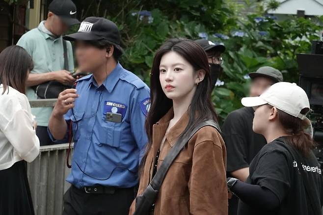 차무희(고윤정 분) 메이크업 룩의 인기는 너무 광이 나지도, 너무 매트하지도 않은 피부 표현과 생기 넘치는 자연스러운 립&블러셔 메이크업 때문이다. @goyounjung