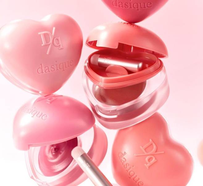 메이크업 아티스트를 통해 공개됐던 메이크업 제품, 데이지크 수플레 컬러팟 - 02 포멜로 푸딩. 데이지크.