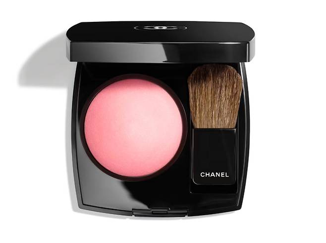 고윤정이 샤넬 앰배서더이기에 샤넬 제품이 많이 사용됐다. 샤넬 쥬 꽁뜨라스뜨 파우더 블러셔. 샤넬.