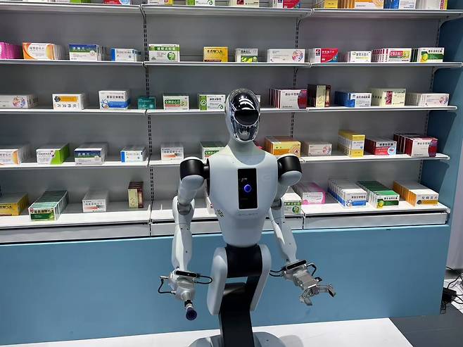 2025년 8월 8일 오전 베이징 이좡(亦庄) 경제기술개발구에 갤봇(Galbot·银河通用)의 약사 로봇이 전시돼 있다. /베이징=이은영 특파원