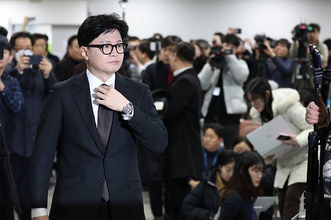 국민의힘에서 제명된 한동훈 전 대표가 29일 국회 소통관에서 기자회견을 하기 위해 입장하고 있다. 연합뉴스