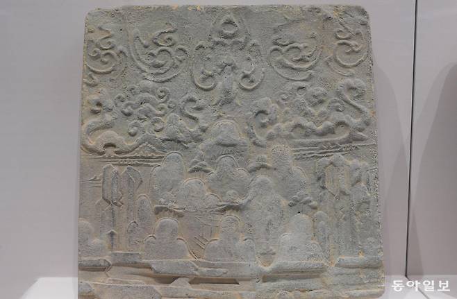 백제금동대향로의 삼산형 산 모양과 흡사한 산이 그려진 산수봉황무늬 벽돌.