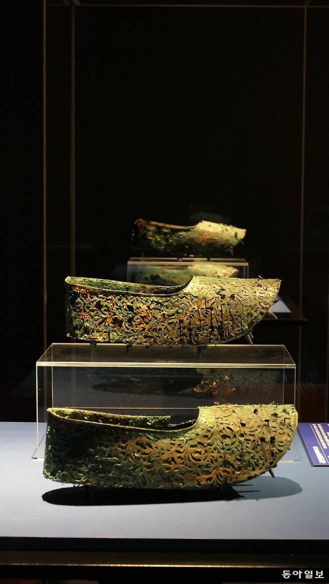 부장품인 무령왕과 왕비의 금동신발.