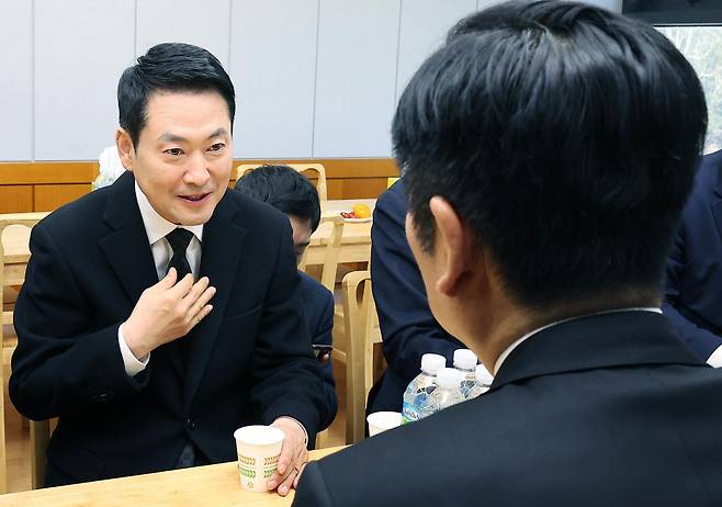 장동혁 국민의힘 대표가 30일 오전 서울 종로구 서울대학교병원 장례식장에 마련된 故 이해찬 전 국무총리의 빈소를 찾아 조문한 뒤 정청래 더불어민주당 대표와 대화하고 있다. 2026.1.30/뉴스1