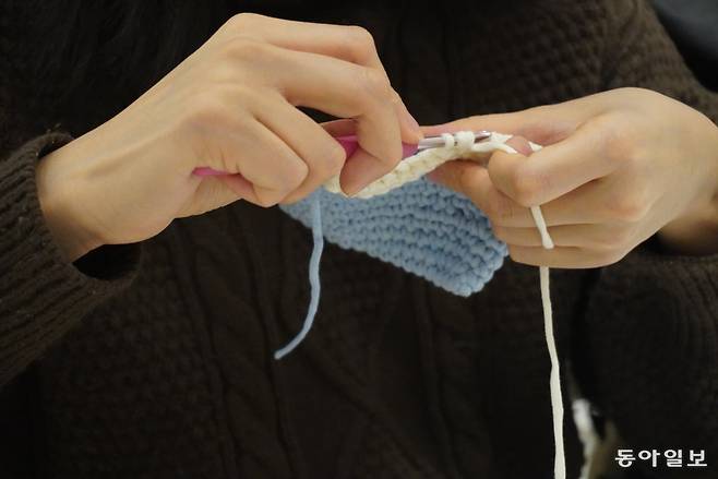 28일 서울 광진구의 한 뜨개 공방에서 기자가 카드지갑을 만드는 모습. 한 코 한 코 반복적으로 작업해 나가자 머릿속 잡념이 사라졌다. 사지원 기자 4g1@donga.com