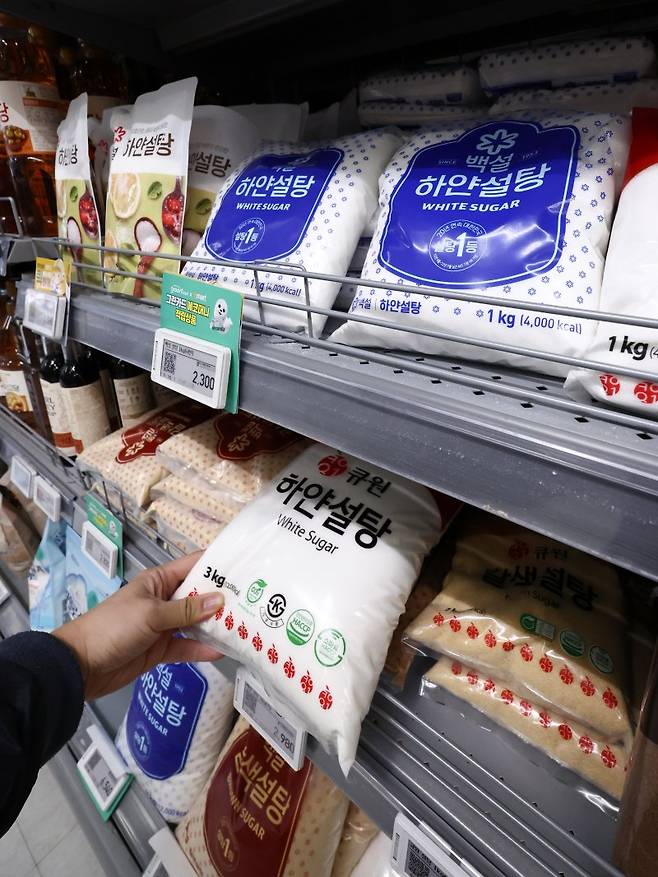 이재명 대통령은 28일 X(구 트위터)를 통해 첨가당을 과다하게 사용하는 기업에 '설탕 부담금'을 부과하는 방안을 제시했다. 사진은 서울의 한 대형마트의 음료 코너. 2026.1.29/뉴스1