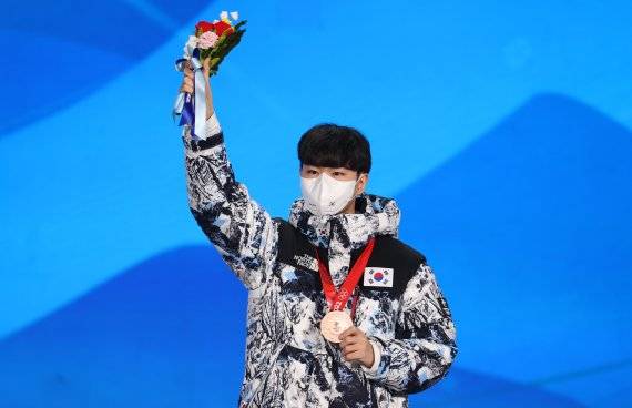 스피드 스케이팅 김민석이 9일 오후 중국 베이징 메달 플라자에서 열린 남자 1500m 메달 세리머니에서 동메달을 목에 걸고 있다.뉴시스