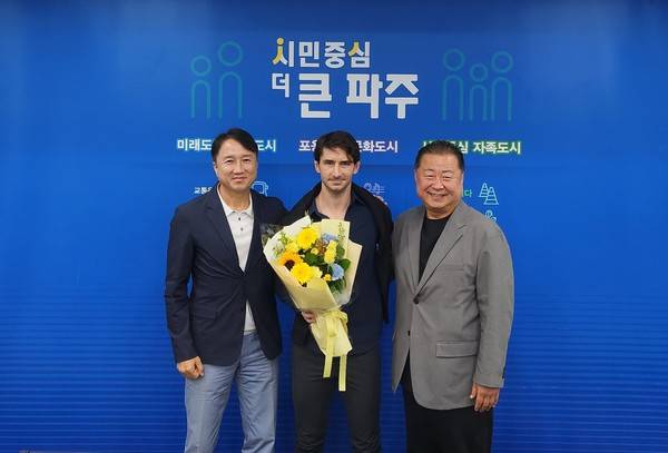 황보관 단장(왼쪽부터), 제라드 누스 감독, 김경일 구단주(이상 파주프런티어). 파주프런티어 제공