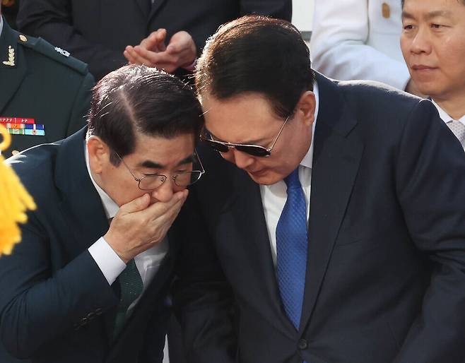 2024년 10월1일 서울 광화문에서 열린 제76주년 국군의 날 시가행진 행사에서 윤석열(앞줄 오른쪽)이 당시 국방부 장관 김용현의 이야기를 듣고 있다. 대통령실사진기자단