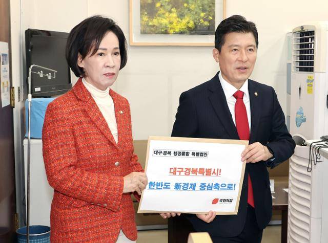 이인선(왼쪽)‧구자근 국민의힘 의원이 30일 서울 여의도 국회 의안과에 대구경북 행정통합 특별법안을 제출하고 있다. 뉴스1