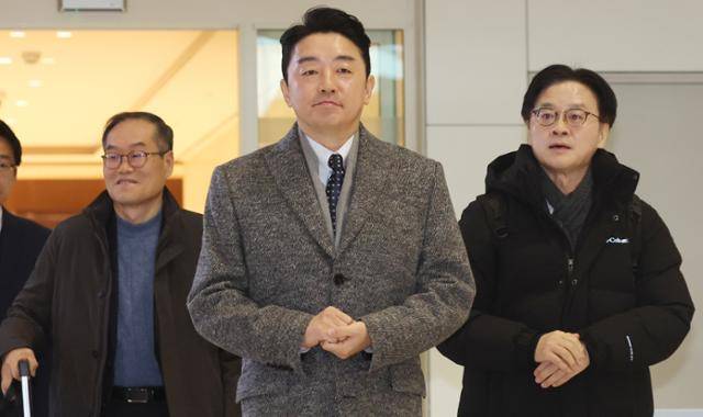 강훈식(가운데) 청와대 비서실장과 김정관(오른쪽) 산업통상부 장관, 이용철 방위사업청장이 26일 오전 인천공항에서 방산협력 논의를 위해 캐나다로 출국하고 있다. 뉴스1
