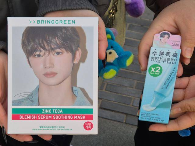 친언니 크리스티나와 함께 휴가로 한국을 방문했다는 러시아 관광객 다리아는 신인 보이그룹 '알파드라이브원'의 멤버 안신(왼쪽)을 좋아한다면서 자신이 산 마스크팩 제품을 보여줬다. 알디원 팝업스토어를 찾은 이들은 대부분 앨범과 굿즈를 산 뒤 스토어와 바로 연결된 올리브영N 성수 매장으로 들어가 다른 K뷰티 제품들을 구경했다. 최나실 기자