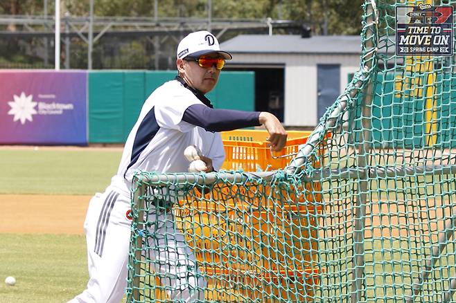 타격훈련 때 직접 배팅볼을 던져 주는 김원형 감독. 선수 시절처럼 빠른 인터벌로 던져 타자들을 압박했다. 두산 제공&nbsp;