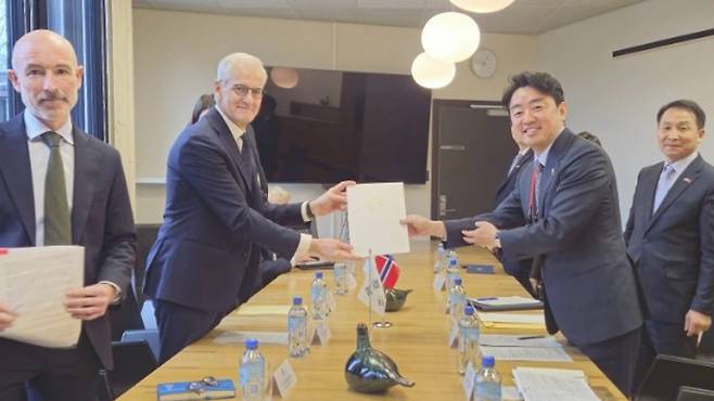 강훈식 대통령 비서실장(오른쪽)과 요나스 가르 스퇴르 노르웨이 총리 [연합뉴스/강 실장 SNS 캡처]