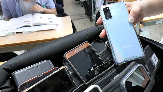 대전의 한 고교 교실에서 휴대폰을 수거하고 있다. 뉴스1