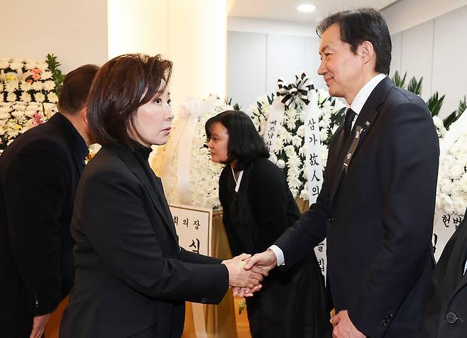나경원(왼쪽) 국민의힘 의원이 29일 서울 종로구 서울대학교병원 장례식장에 마련된 고 이해찬 전 국무총리의 빈소에서 조문한 뒤 조국 조국혁신당 대표와 악수를 하고 있다.사진공동취재단