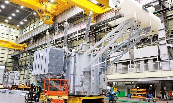 < 쉼 없이 돌아가는 초대형 K변압기  > 지난달 23일 HD현대일렉트릭 미국 앨라배마 공장에서 작업자들이 초대형 변압기 제조라인에서 마무리 작업을 하고 있다.  /성상훈 기자
