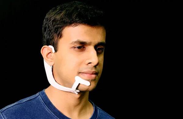 아르나프 카푸르 'Alterego' 창업자가 비언어 인식이 가능한 자사 웨어러블 기기를 착용한 모습이다./Alterego