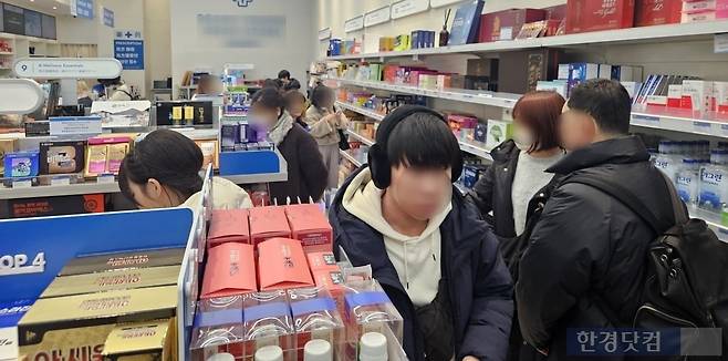 지난 29일 오후 서울 중구 명동역 6번 출구 인근 대형약국에서 외국인 관광객들이 제품을 둘러보고 있다. /사진=박수빈 기자