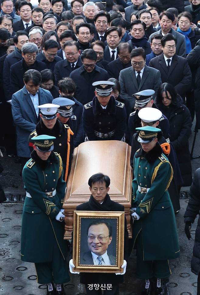 베트남 출장 중 별세한 이해찬 민주평화통일자문회의 수석부의장의 시신이 27일 서울 종로구 서울대병원 장례식장으로 운구되고 있다. 이 수석부의장의 장례는 오는 31일까지 닷새간 기관·사회장으로 엄수된다. 성동훈 기자