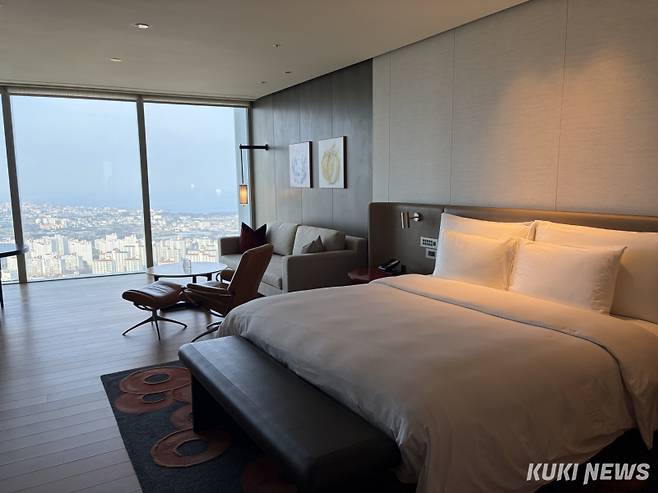 그랜드하얏트 제주의 킹 룸. 소파 1개와 앉을 수 있는 의자가 총 3개 마련돼 있다. 심하연 기자&nbsp;