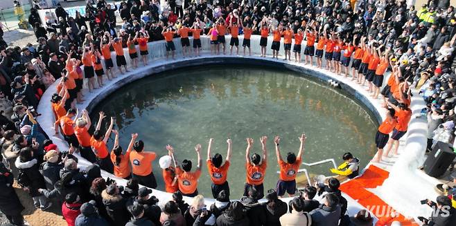 폐막 하루 앞둔 2026 화천산천어축제가 31일 주말을 맞아 발딛을 틈도 없는 인파로 절정을 이뤘다.