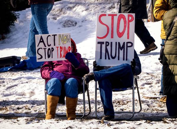 ▲ 1월 10일, 미국 미네소타주 골든 밸리에서 트럼프 대통령 반대 시위대가 미국 이민세관집행국(ICE) 요원에 의해 르네 굿 살해 사건에 항의하는 플래카드를 들고 있다. 사진=flickr