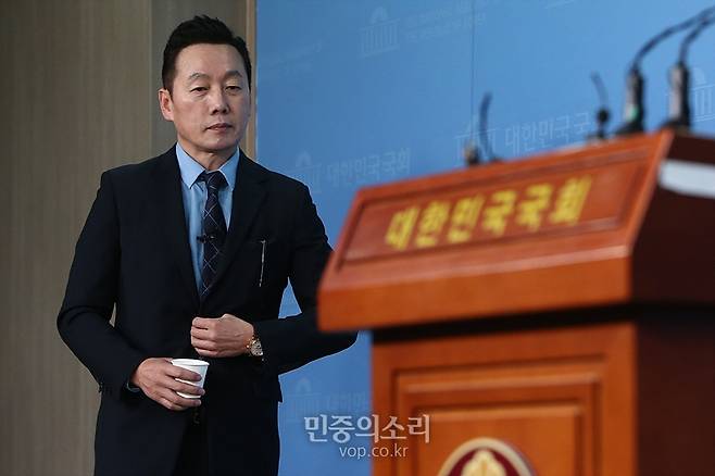 ▲ 21대 총선 더불어민주당 예비후보자 '부적격' 판정을 받은 정봉주 전 의원이 11일 국회에서 기자회견을 위해서 정론관으로 입장하고 있다. ⓒ민중의소리