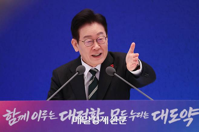 이재명 대통령이 21일 오전 청와대 영빈관에서 2026 신년 기자회견 ‘함께 이루는 대전환, 모두 누리는 대도약’에서 취재진의 질문을 받고 있다. 20260121 청와대사진기자단 김호영기자