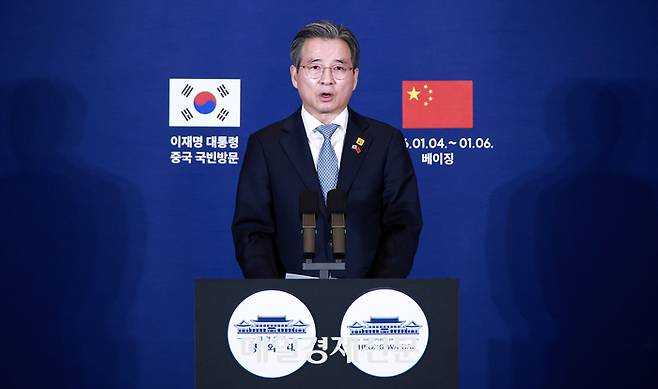 김용범 정책실장이 5일(현지 시간) 중국 베이징의 한 호텔에 마련된 프레스센터에서 한중 정상회담 관련 브리핑을 하고 있다. 2026.1.5 베이징=김호영기자