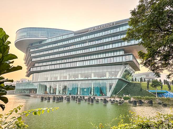 호수와 호텔 외관 / 사진=권효정 여행+ 기자