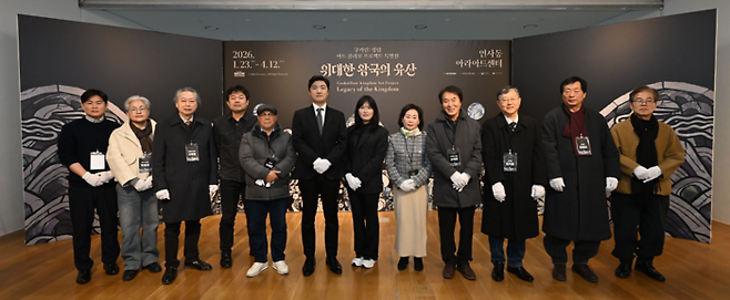 조길현 데브시스터즈 대표이사와 전통공예예술 장인들이 지난 22일 서울 종로구 인사동 아라아트센터에서 쿠키런 특별전 기자간담회를 마친 뒤 기념사진을 촬영하고 있다. [데브시스터즈]