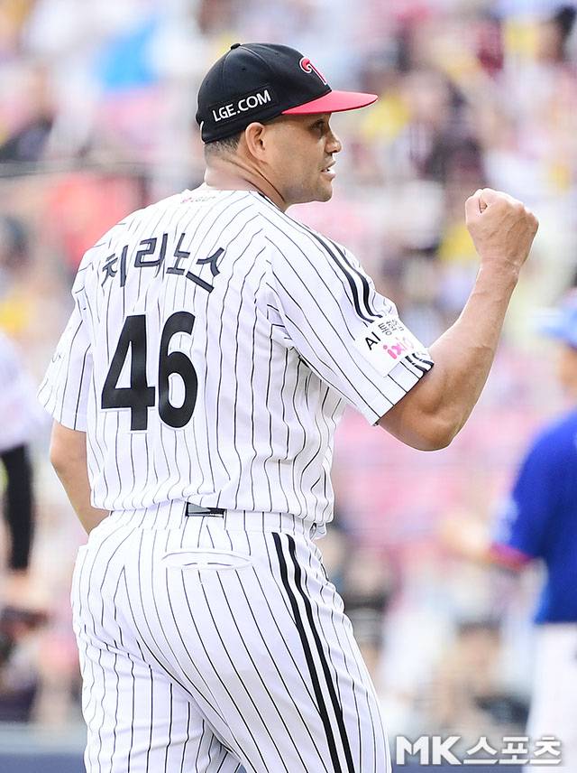 2025년 8월 9일 오후 서울 잠실구장에서 ‘2025 신한 SOL뱅크 KBO 리그’ 한화 이글스와 LG 트윈스 경기가 열렸다. 1회초 2사 1, 2루에서 LG 선발 치리노스가 한화 채은성을 내야땅볼 처리한 후 마운드를 내려오고 있다. 사진=김영구 기자