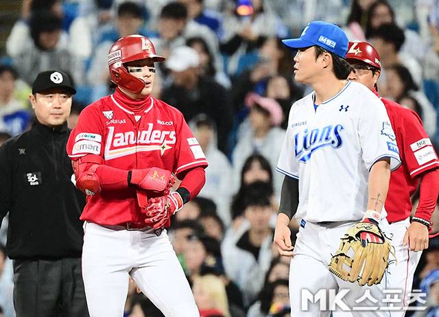 2025년 10월 13일 오후 대구삼성라이온즈파크에서 ‘2025 신한 SOL Bank KBO 포스트시즌’ SSG 랜더스와 삼성 라이온즈의 준플레이오프(5전 3선승제) 3차전이 열렸다. 4회초 2사 2루에서 SSG 최지훈이 추격의 적시타를 치고 출루하고 있다. 사진=김영구 기자