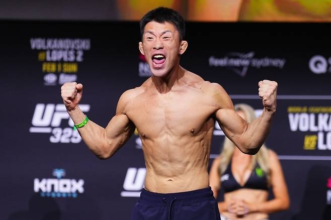 ‘프로그맨’ 김상욱이 31일(한국시간) 호주 시드니의 힐튼 시드니에서 열린 UFC 325 공계체량에서 체중 심사를 70.6㎏으로 통과하자 체중계 위에서 포효하며 포즈를 취하고 있다. [UFC 제공]