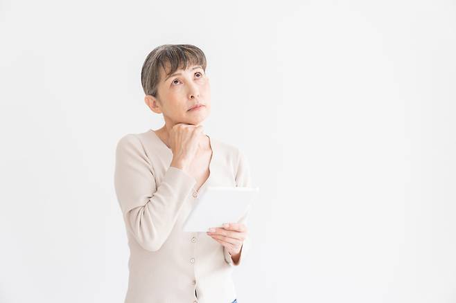 사망·해지자의 재원을 생존자에게 몰아주는 ‘한국형 톤틴연금보험’이 올해 처음 등장했다. 수령액은 높지만 중도 해지 시엔 원금을 모두 받기 어려운 만큼, ‘건강한 장수’와 ‘장기 유지’가 가입의 필수 조건이다. 상속보다 내 노후 삶의 질을 우선시하는 실용주의 장수족들에게  유용한 상품이 될 수 있을까. [게티이지미뱅크]