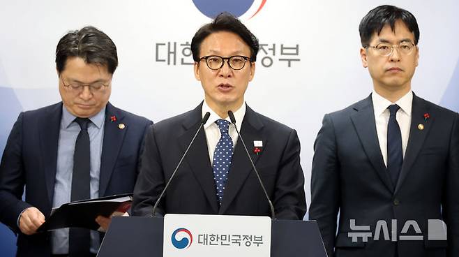 [서울=뉴시스] 추상철 기자 = 김민석 국무총리가 지난 16일 오전 서울 종로구 정부서울청사에서 행정통합 인센티브 발표 관련 브리핑을 하고 있다. 2026.01.16. scchoo@newsis.com