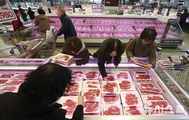 [서울=뉴시스] 김근수 기자 = 28일 서울 시내의 한 대형마트에서 한 시민들이 고기를 고르고 있다.  2025.01.28. ks@newsis.com