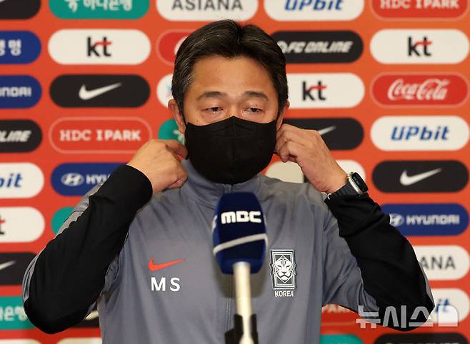 [인천공항=뉴시스] 이영환 기자 = 이민성 한국 23세 이하(U-23) 대표팀 감독이 25일 인천국제공항 제1여객터미널을 통해 귀국해 인터뷰에 앞서 마스크를 벗고 있다.이민성 감독이 지휘한 한국 U-23 대표팀은 지난 24일(한국 시간) 사우디아라비아 제다의 킹 압둘라 스포츠시티 홀 스타디움에서 치러진 대회 3·4위전에서 베트남과 전·후반 90분을 2-2로 비긴 뒤 연장전을 거쳐 승부차기에서 6-7로 져 아시안컵을 사위로 마쳤다. 2026.01.25. 20hwan@newsis.com
